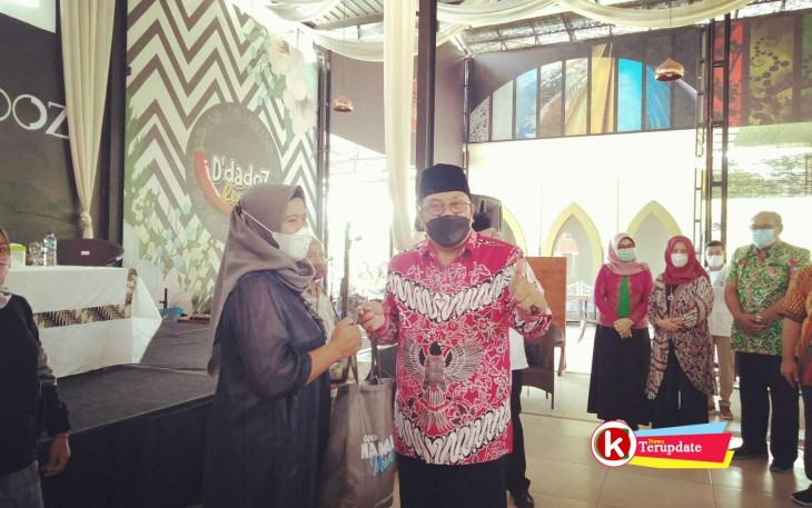Walikota Santoso Berkesempatan Bagikan Paket Olahan Ikan Secara Simbolis ke Peserta Sosialisasi Gemarikan (foto : Faisal NR / Klikwarta.com Blitar)