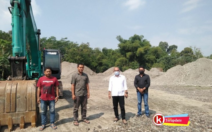 Direksi Pimpinan BUMD Kabupaten Blitar bersama Pengusaha Bahan Material di Stockfiel Kawedusan (foto : Faisal NR / Klikwarta.com Blitar)