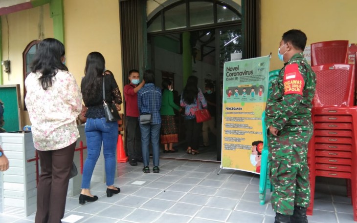 Babinsa Koramil Ngabang Pantau Penerapan Prokes Saat Kebaktian di Gereja