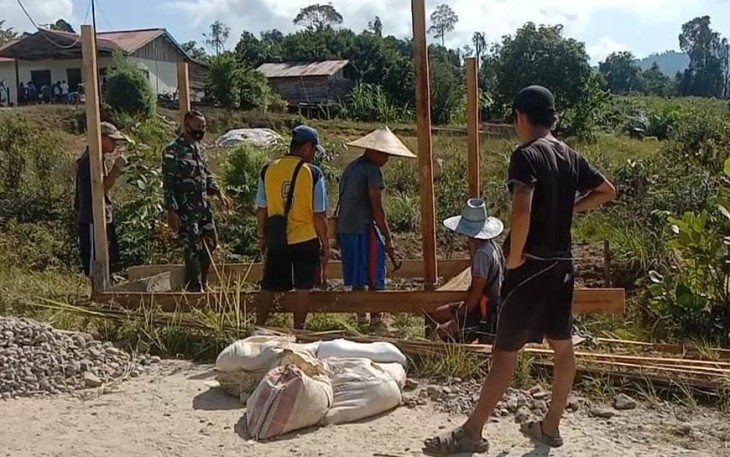 Babinsa  Puring Kencana ajak warga Desa Sungai Mawang Bangun Pos Siaga Covid-19 Skala Mikro