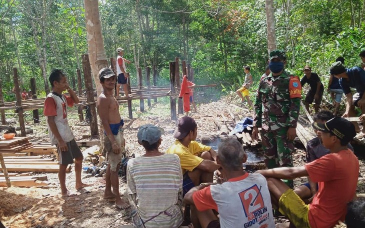 Manunggal Dengan Rakyat, Babinsa 1206 - 01/Embaloh Hilir Bantu Warga Bangun Rumah