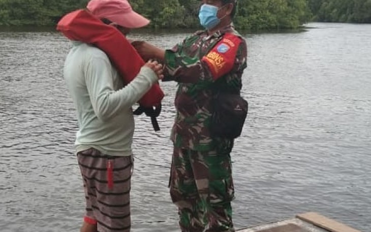 Waspada Saat Melaut, Babinsa Banjarsari, Kodim 1203/Ktp Sampaikan Himbauan Melalui Komsos