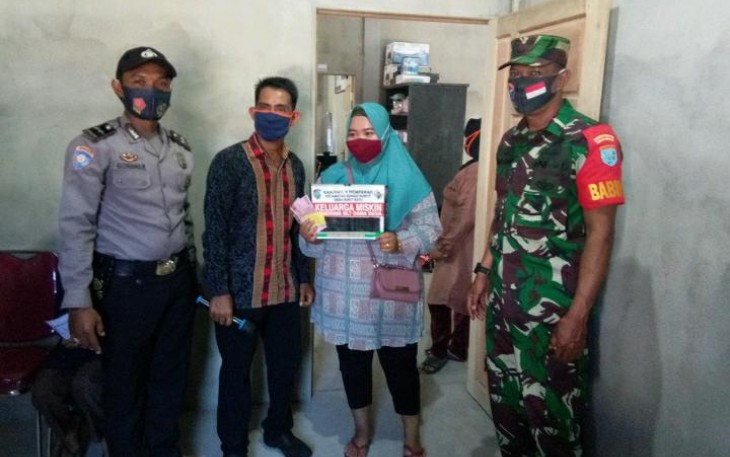 Sinergitas Babinsa dan Bhabinkamtibmas Dampingi pembagian BLT-DD