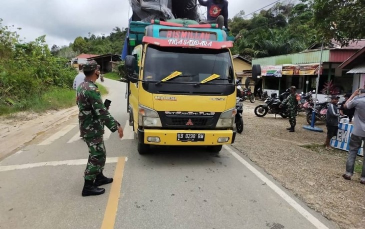 Jaga Perbatasan Wilayah Babinsa Koramil 11/Silat Hilir Cegah Sebaran Covid 19