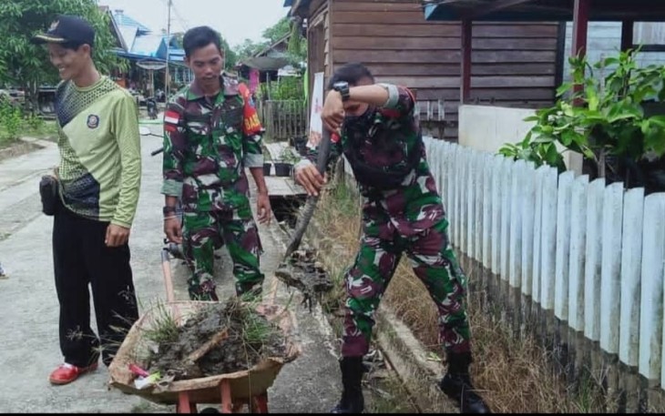 Babinsa 1206-01/Embaloh Hilir melaksanakan kegiatan gotong royong dengan masyarakat