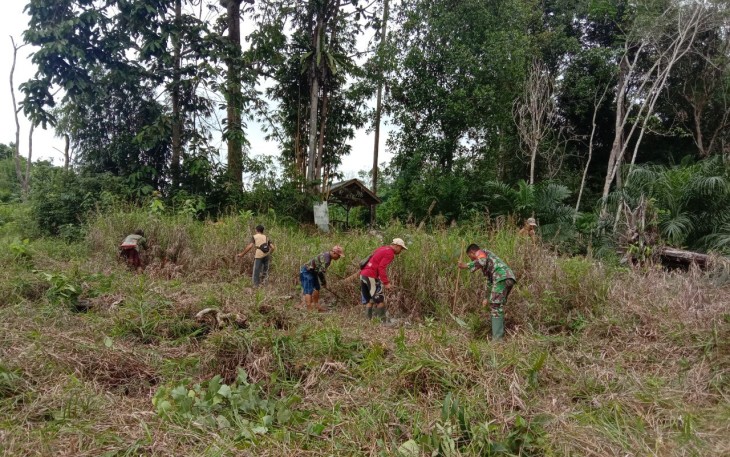 Tingkatkan Budaya Gotong Royong, TNI dan Warga Bersihkan Makam