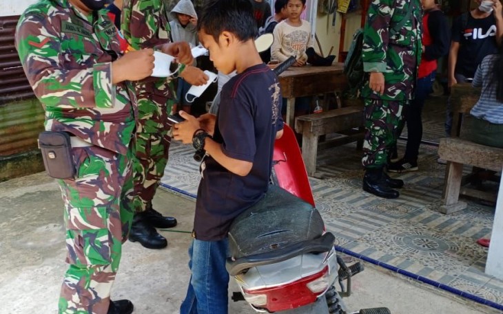 Babinsa Mandor Imbau Warga Binaannya Patuhi Protokol Kesehatan 