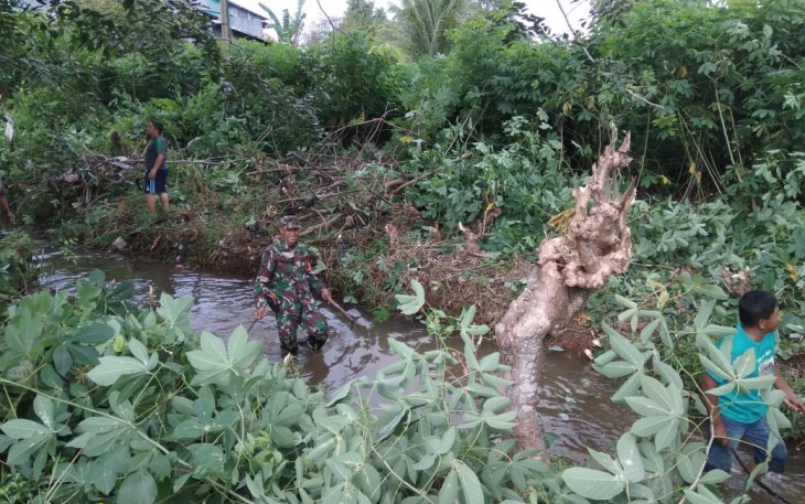 Babinsa Koramil Marau Bersama Warga Bersikan Parit