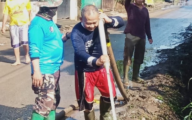 Kolonel Inf Jefson Marisano Dansektor 7 Satgas Citarum Harum, meninjau kegiatan Karya Bakti yang dilakukan Sub Andir bersama warga masyarakat setempat di RW 09 Kampung Cigosol Kelurahan Andir Kecamatan Baleendah Kabupaten Bandung, Jumat (4/6/2021).