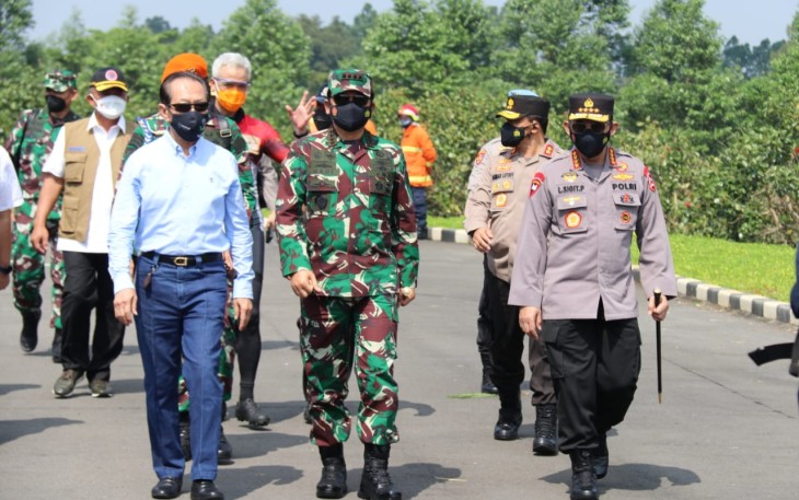 Panglima TNI Marsekal Hadi Tjahjanto bersama Kapolri Jenderal Pol Listyo Sigit Prabowo dan Kepala BNPB Ganip Warsito meninjau Kabupaten Kudus yang terkonfirmasi Covid-19 paling tinggi di Jawa Tengah, Minggu pagi (6/6/21). 