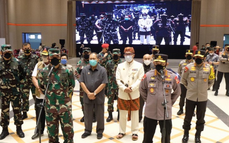 Panglima TNI Marsekal Hadi Tjahjanto dan Kapolri Jenderal Listyo Sigit Prabowo meninjau langsung kegiatan serbuan vaksinasi massal Covid-19 di Bandung, Jawa Barat, Kamis (10/6/2021).