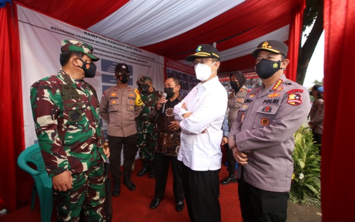 Panglima TNI Marsekal Hadi Tjahjanto bersama Kapolri Jenderal Listyo Sigit Prabowo terus blusukan ke sejumlah wilayah yang tinggi penyebaran kasus Covid-19. Setelah ke Jawa Tengah dan Jawa Timur, kunjungan berakhir di RT003 RW003, Kelurahan Cilangkap, Kecamatan Cipayung, Jakarta Timur, Sabtu (19/6/2021). 