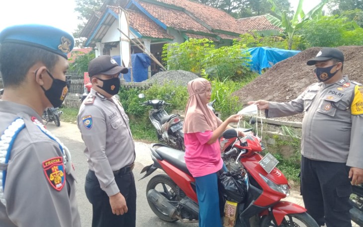 Polsek Sindangwangi Bagikan Masker Gratis