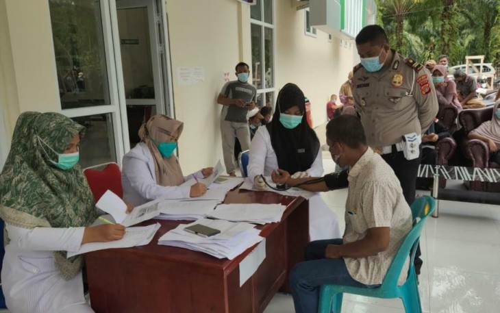 Para petugas saat melaksanakan kegiatan pemberian vaksinasi terhadap pengemudi