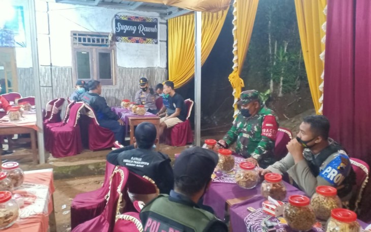 Kapolsek Patean menegur  warga yang menggelar hajatan seni kuda lumping di Desa Sidokumpul Kecamatan Patean, Senin 8/11/2021
