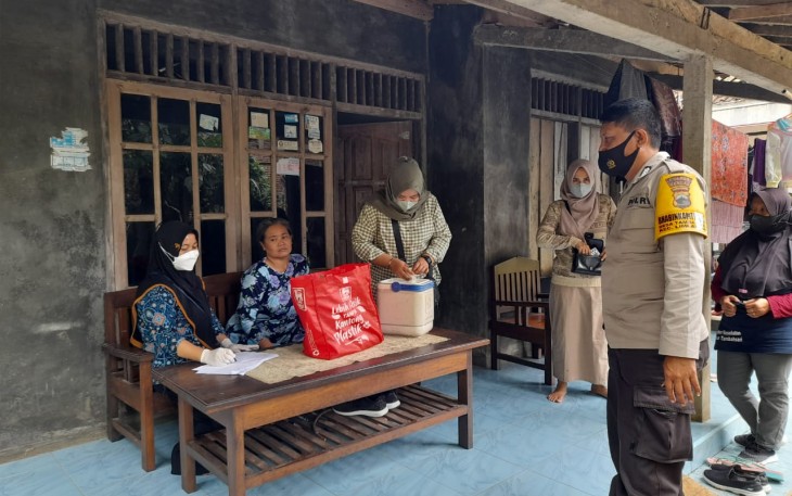Anggota Polsek  Limbangan laksanakan pemantauan vaksinasi door to door Sabtu 20/11/2021