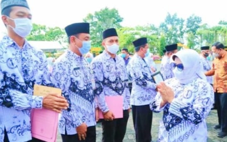 Walikota Tanjung pinang Hj Rahma Beri Kado Spesial untuk Guru