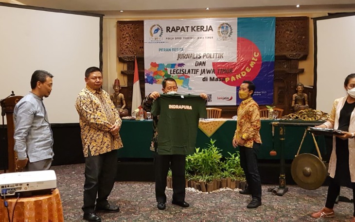 Ketua Komisi A DPRD Jawa Timur Istu Hari Subagio mengajak media dan jurnalis ikut berperan dalam pembangunan kembali tingkat kedisiplinan dalam pemerintahan