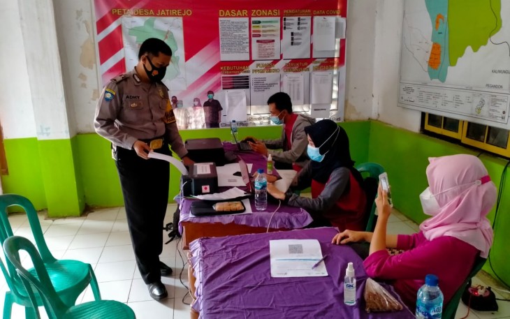 Personel Polsek Pegandon melaksanakan kegiatan pengamanan, dan monitoring pelaksanaan vaksinasi covid-19 kepada warga, bertempat di Kecamatan Ngampel Kabupaten Kendal