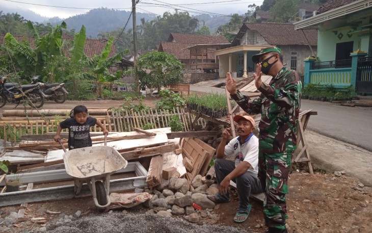 Sikap Kocak Satgas Menambah Keakraban Warga di TMMD 112