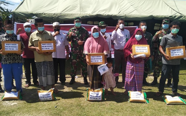 Dandim Aceh Singkil Berikan Bingkisan Bagi Warga Usai Vaksinasi Covid-19