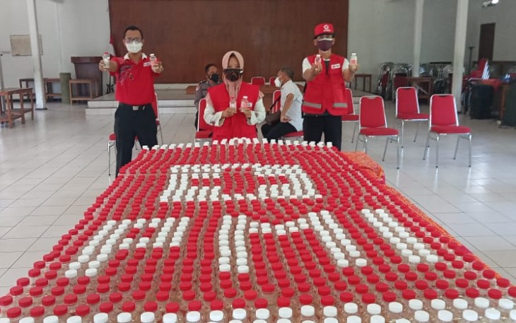 PMI Serengen Solo Bagikan Ratusan Botol Disinfektan Untuk Masyarakat 