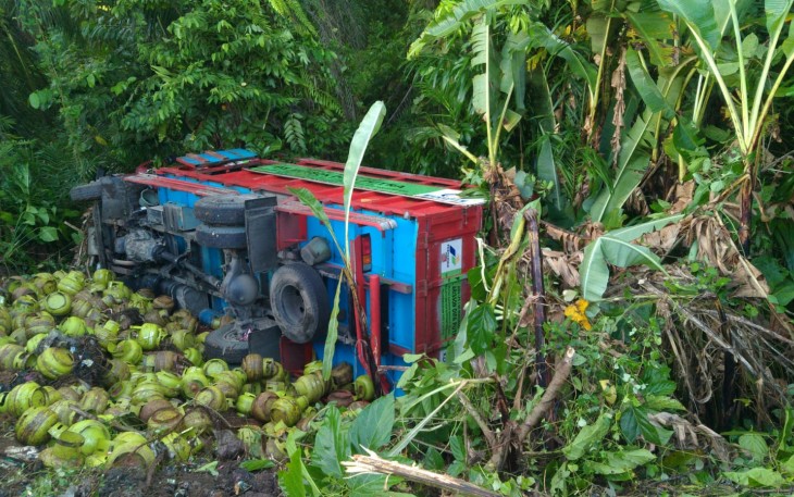 mobil pengangkut gas elpiji terjun kedalam jurang