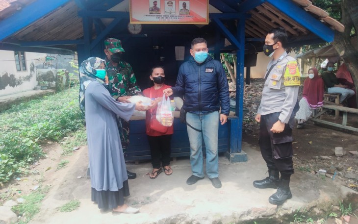 Uluran Tangan Kepada Warga Terdampak Covid-19, Polsek Majalengka Kota Bagikan Sembako