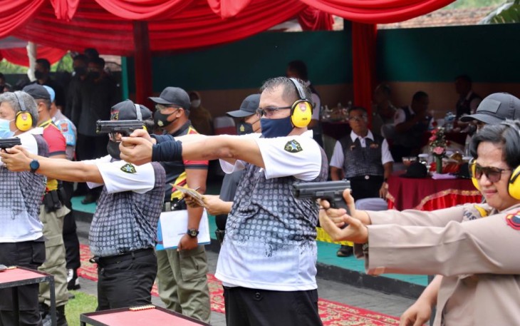 Lomba menembak yang dikuti  para pejabat utama serta Kapolres   jajaran Polda Jateng dalam rangka HUT Brimob Polri yang ke 76. Jum' at 26/11/2021