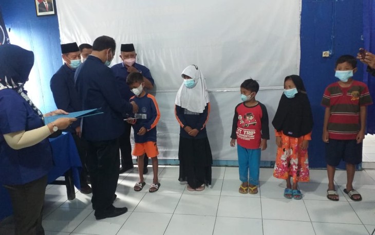 Ketua DPD Partai Nasdem memberikan santunan kepada anak-anak Yatim Piatu. Kamis 11/11/2021