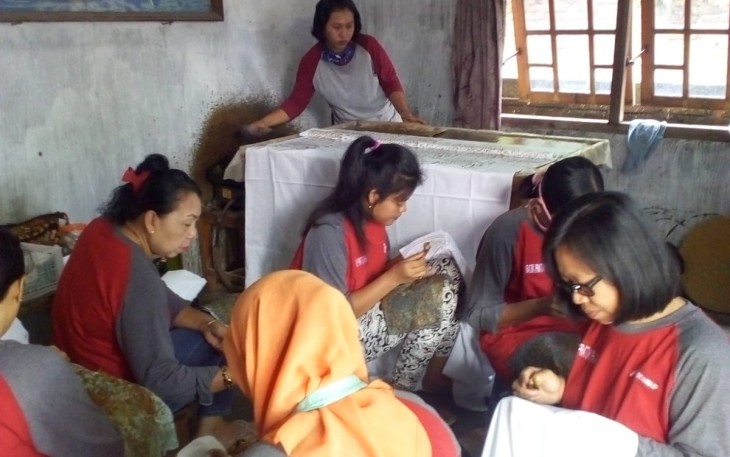 Pekerja Batik Pratiwi Krajan Cepu sedang menyelesaikan orderan batik yang akan dikirim ke pelanggan