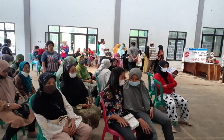 Suasana vaksinasi di Gedung serba guna Desa Pagersari Kecamatan Patean . Senin 08/11/2021