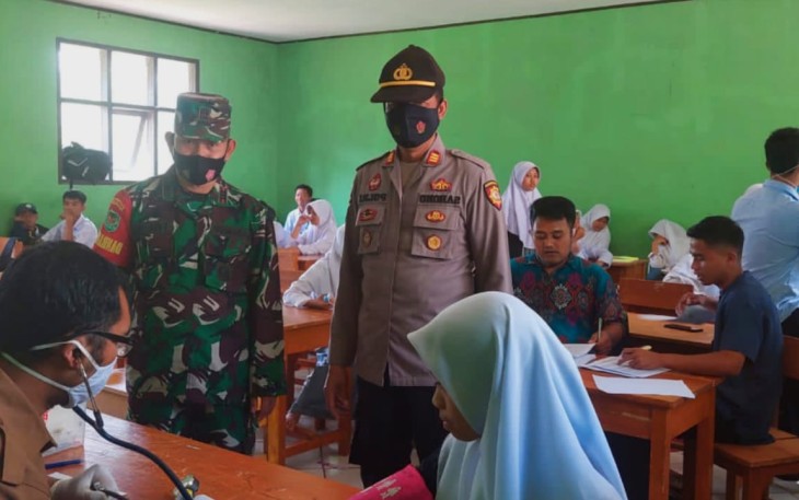Kali Ini Kapolsek Monitoring Vaksinasi di MA Nurul Hidayatul Iman Singajaya Garut