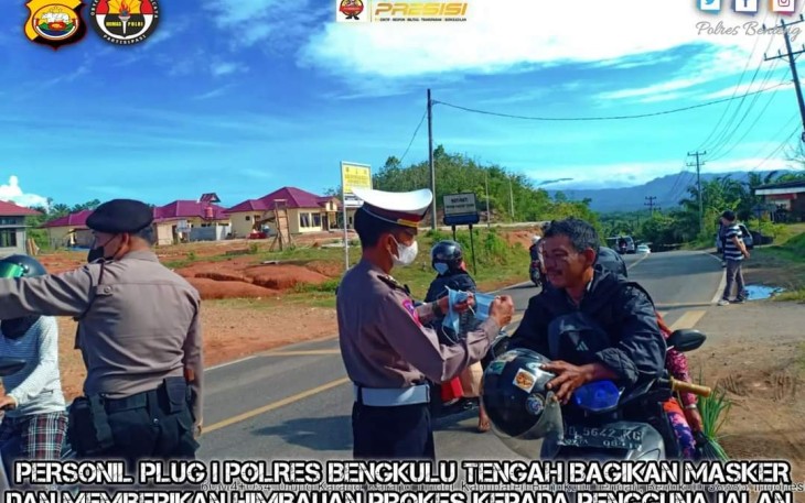 kegiatan pemberian himbauan disertai pembagian masker dilaksanakan oleh Pers Plug I Polres Bengkulu Tengah didepan Mapolres Bengkulu Tengah