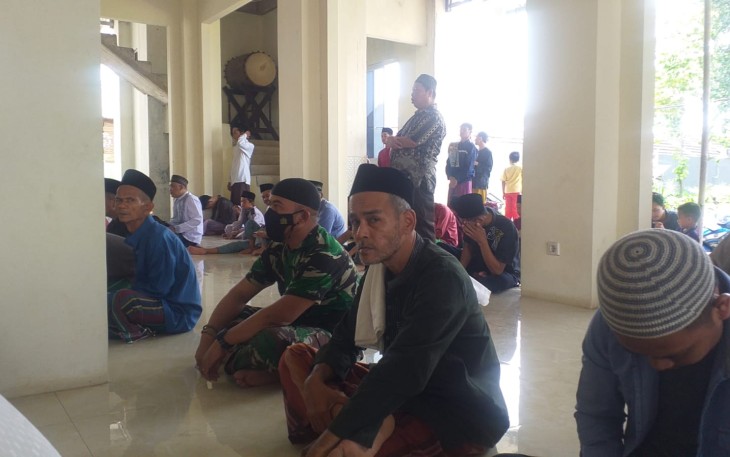 Satgas TMMD Ke 112 Tunaikan Sholat Jumat Bersama Warga