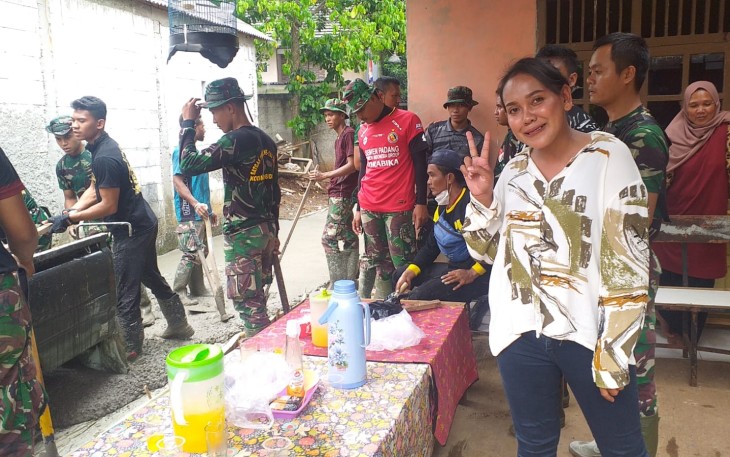 Warga Sukarela Suguhkan Minuman dan Makanan Ringan Buat Satgas TMMD Ke-112