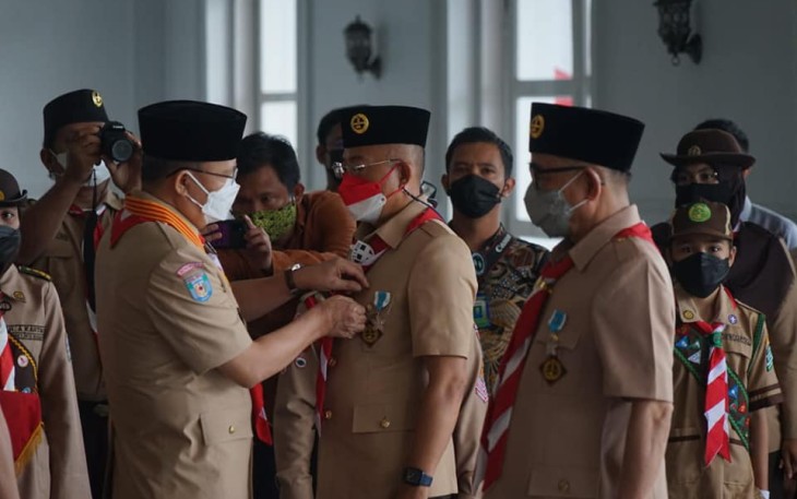 Bupati Gusnan Mulyadi Terima Penghargaan Lencana Dharma Bakti Dari Gubernur 