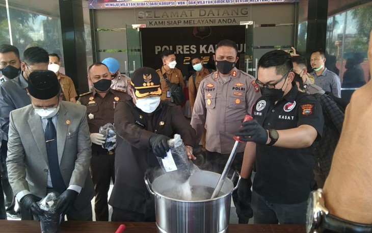 Kapolres dan Bupati Karimun Musnahkan Narkotika Jenis Sabu