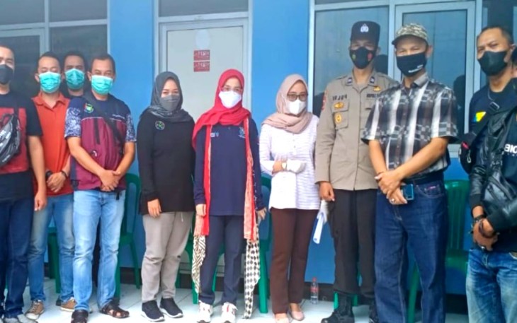 Kepolisian Sektor Tarogong Kidul Monitoring Pelaksanaan Gerai Vasin TNI-POLRI di Aula Desa Cibunar