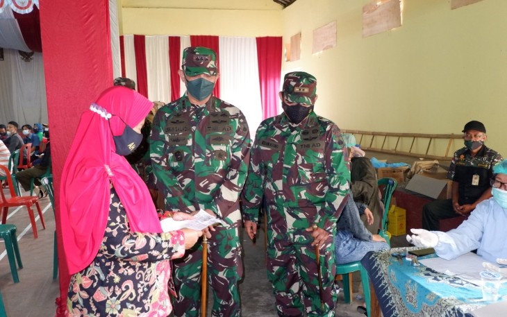 Danrem 074/Warastratama Kolonel Inf Rudy Saladin didampingi Dandim 0727/Karanganyar Letkol Inf Ikhsan Agung Widyo Wibowo meninjau pelaksanaan vaksinasi untuk warga di Desa Plosorejo, Kecamatan Matesih.