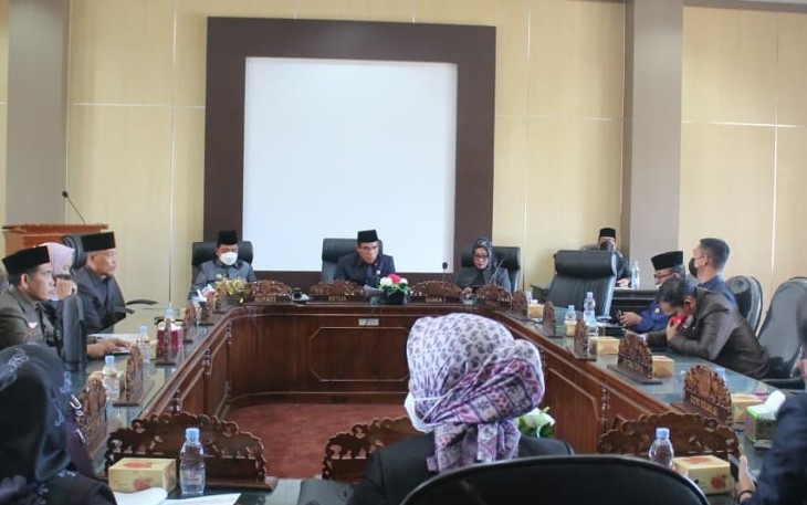 Bupati Hadiri Rapat Paripurna Dengan Agenda Pandangan Akhir Fraksi - Fraksi Tentang 2 Raperda