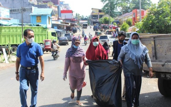 Dukung World Clean Up Day, DLH Bengkulu Utara Lakukan Aksi Bersih Sampah 