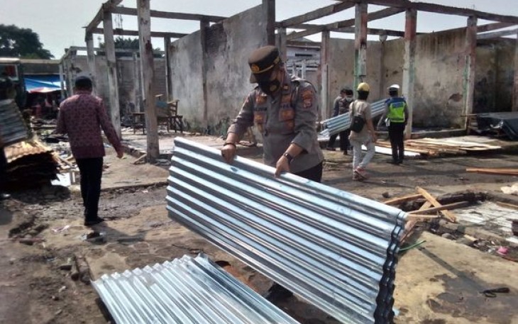 Pembongkaran bangunan bekas kebakaran Pasar Tradisional Purwodadi mulai dikerjakan