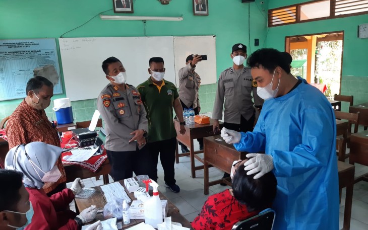 Polsek Cepu beserta Satgas Covid memantau puluhan siswa di 2 SMP di Kecamatan Cepu yang mendadak di Swab