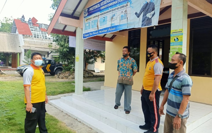 enjelang persiapan puncak perayaan Natal dan Tahun Baru 2022 Kapolsek Patebon bersama anggotanya mulai lakukan patroli pengecekan keamanan seluruh gereja yang berada di wilayahnya
