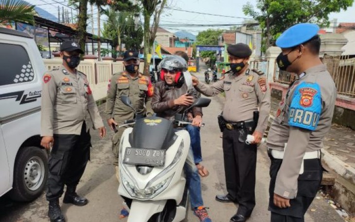 Polsek Leles Gencar Lakukan Sosialisasi E-Inmendagri No 57 Tentang Penanggulangan Penyebaran Virus Covid-19