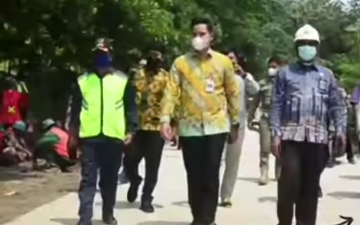 Bupati Kendal Dico M. Ganinduto melakukan peninjauan pada pembangunan jalan Magangan Kecamatan Ngampel menuju Darupono Kecamatan Kaliwungu