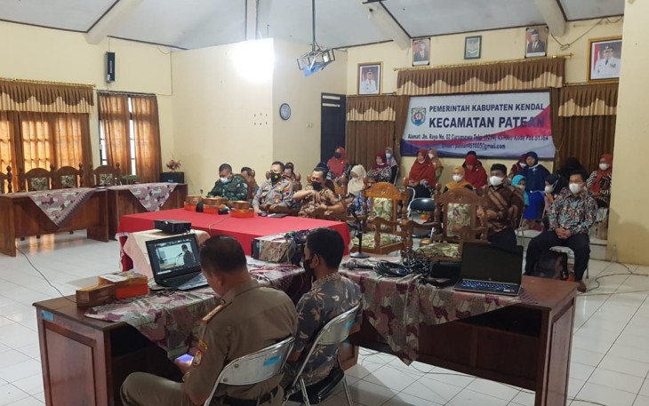 Kapolsek Patean Monitoring zoom meeting tentang pengawasan sistem pembelajaran PTM di Aula Kevamatan Patean