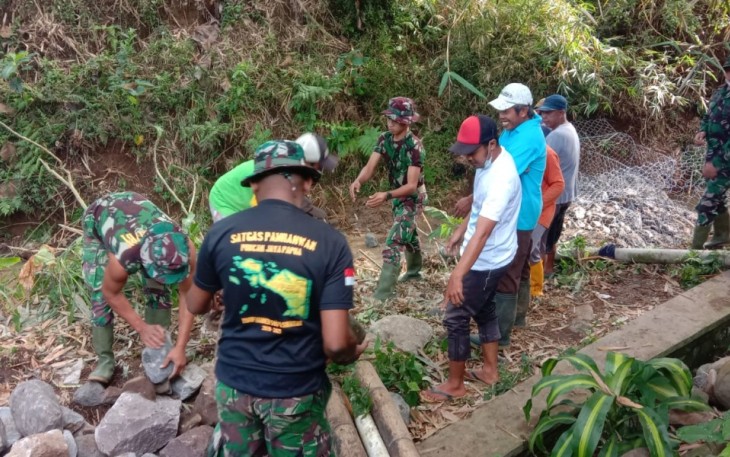 Keseruan Satgas TMMD 112 dan Warga Ketika Memindahkan Batu Dengan Estafet
