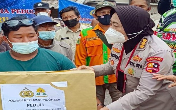 Polisi Wanita (Polwan) bergerak membantu korban bencana erupsi Gunung Semeru dengan menyalurkan bantuan sosial (Bansos) serta menggelar trauma healing
